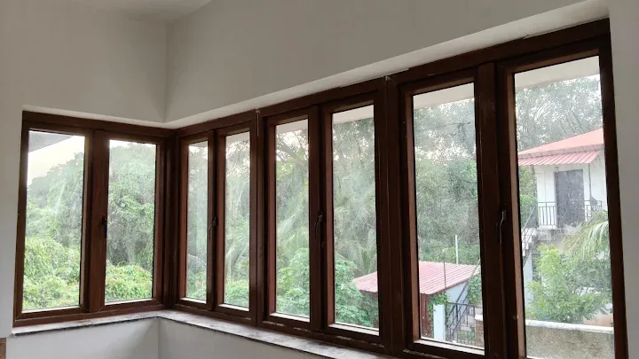 Wood-finish corner window run